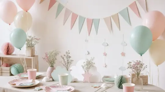 Liebevoll arrangierte Partydekoration in sanften Pastellfarben mit Girlande, Ballons und Tischdeko für eine Babyparty
