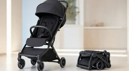 Ein kompakter, schmal zusammenfaltbarer Reisebuggy steht aufgeklappt neben seiner klein gefalteten Form auf einer hellen Fläche