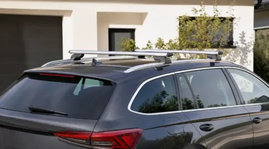 Ein Dachgepäckträger ist auf dem Dach eines Autos montiert