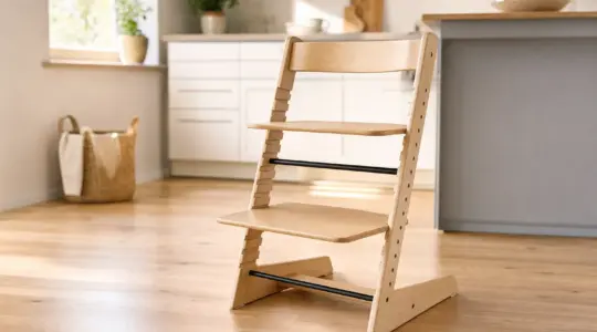 Mitwachsender Kinder-Hochstuhl aus hellem Naturholz mit verstellbarer Sitz- und Fußplatte in einer hellen Küche