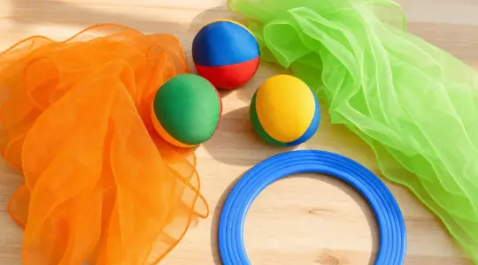 Ein buntes Jonglierset mit Jonglierbällen, Tüchern und einem Jonglierring