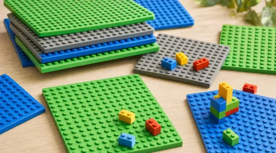 Mehrere bunte Bauplatten liegen gestapelt auf einem hellen Tisch bereit zum Bauen