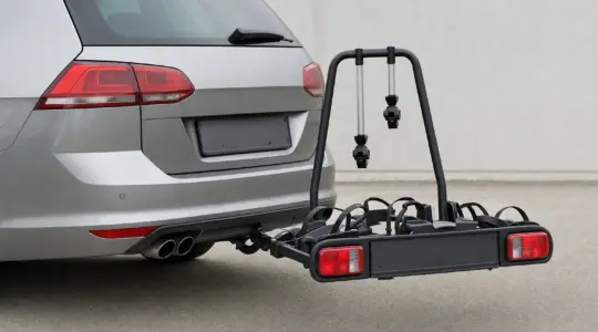 Ein Fahrradträger am Heck eines Autos mit einer Kennzeichenhalterung ist startbereit montiert
