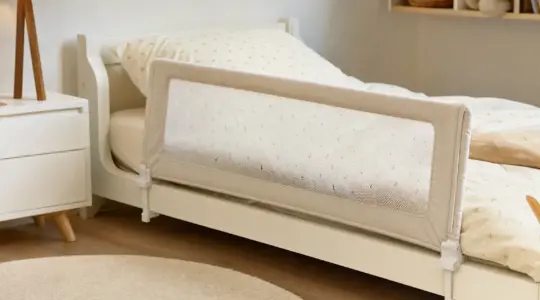 Ein Rausfallschutz aus Stoffgitter seitlich an einem niedrigen Kinderbett