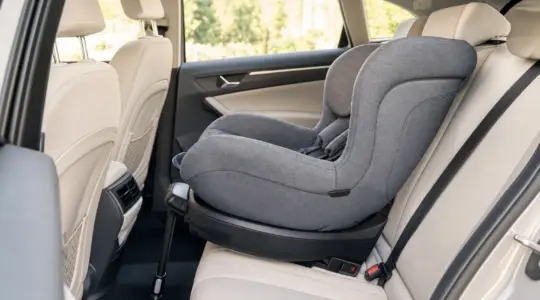 Ein rückwärtsgerichteter Kindersitz ist auf der Rückbank eines Autos montiert