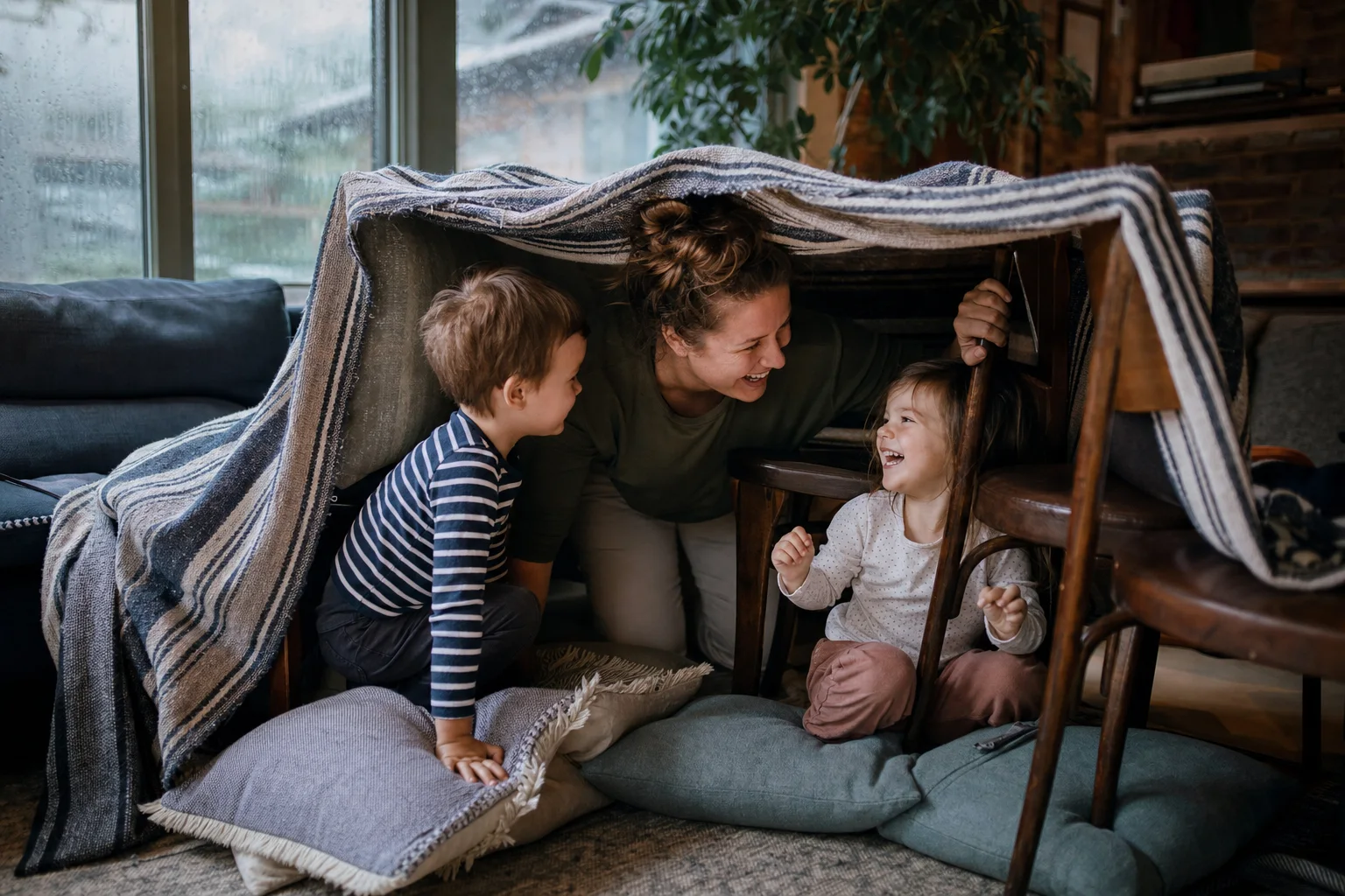 Regentag mit Kindern: 30 Ideen gegen Langeweile drinnen und draußen