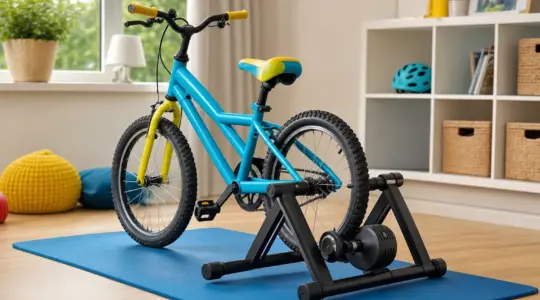 Ein Rollentrainer mit eingespanntem Kinderfahrrad steht in einem hellen Raum bereit