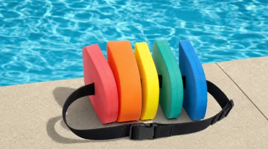Ein Schwimmgürtel mit Auftriebselementen liegt am Rand eines Schwimmbeckens
