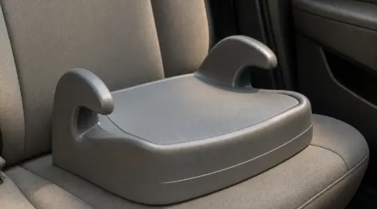Eine schlichte Kinder-Sitzerhöhung aus Kunststoff auf einer neutralen Autositzfläche