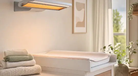 Eine Wärmelampe über einem leeren Wickeltisch in einem Babyzimmer